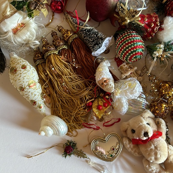 84 Christmas tree ornaments, 2 garlands - Picture 8 of 12
